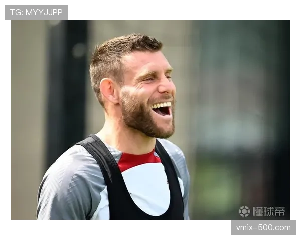 特写：37岁的米尔纳在训练中指导年轻队友如何适应不同的中场站位角色